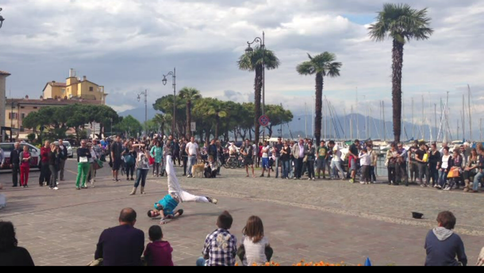 Spettacolo in Piazza davanti al porto di Desenzano d/G "ANDREA JAM"