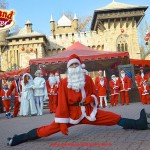 (Foto pos spettacolo) Andrea Jam in veste di Babbo Natale sui pattini "foto in spaccata" per inaugurazione Gardaland Magic Winter 2015
